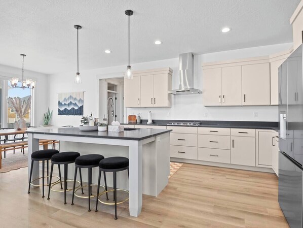 Kühlschrank, Mikrowelle, Ofen, Herdplatte