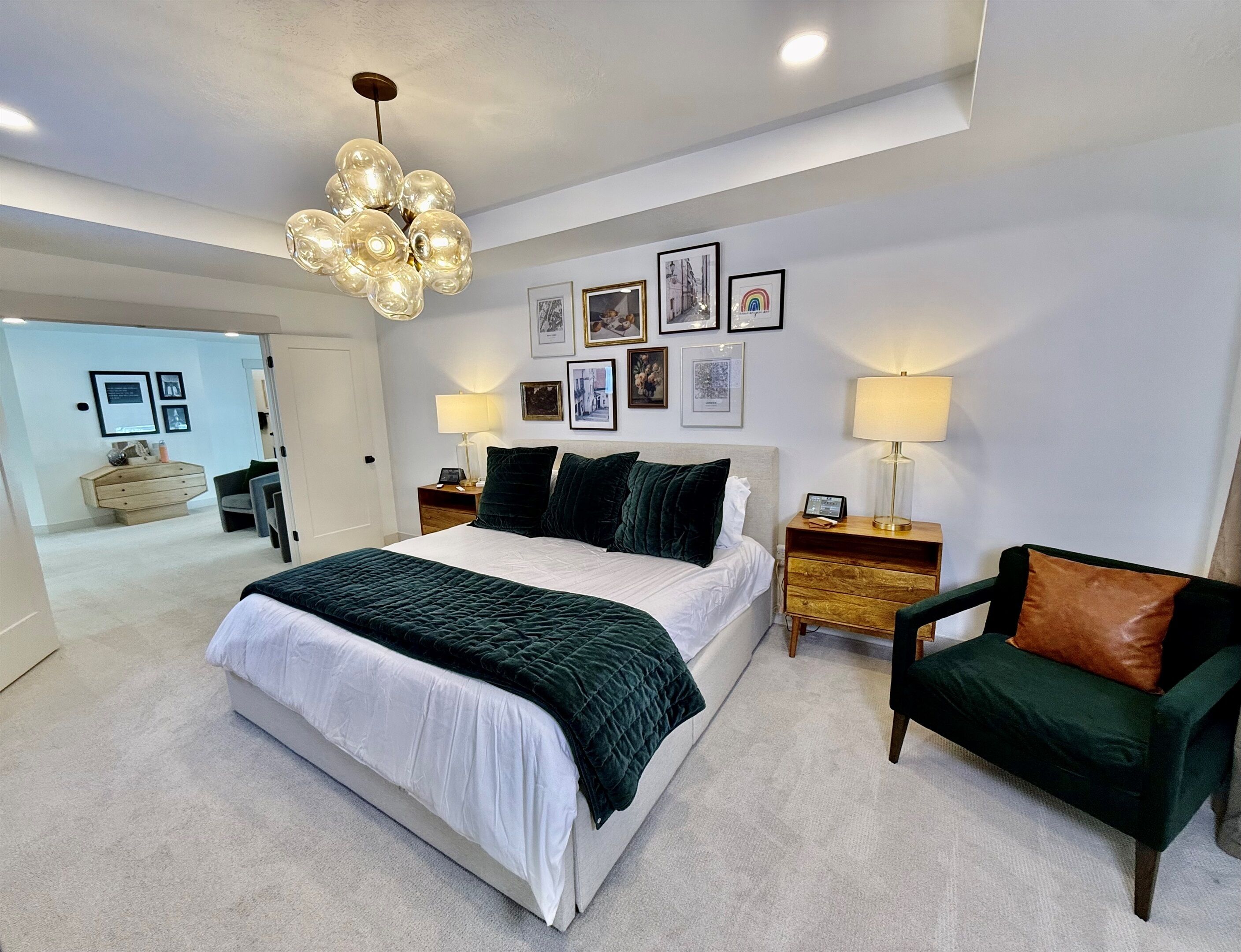 4 sovrum, skrivbord, strykjärn/strykbräda och resesäng