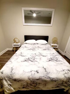 2 soverom, skrivebord, strykejern/-brett og reiseseng for barn