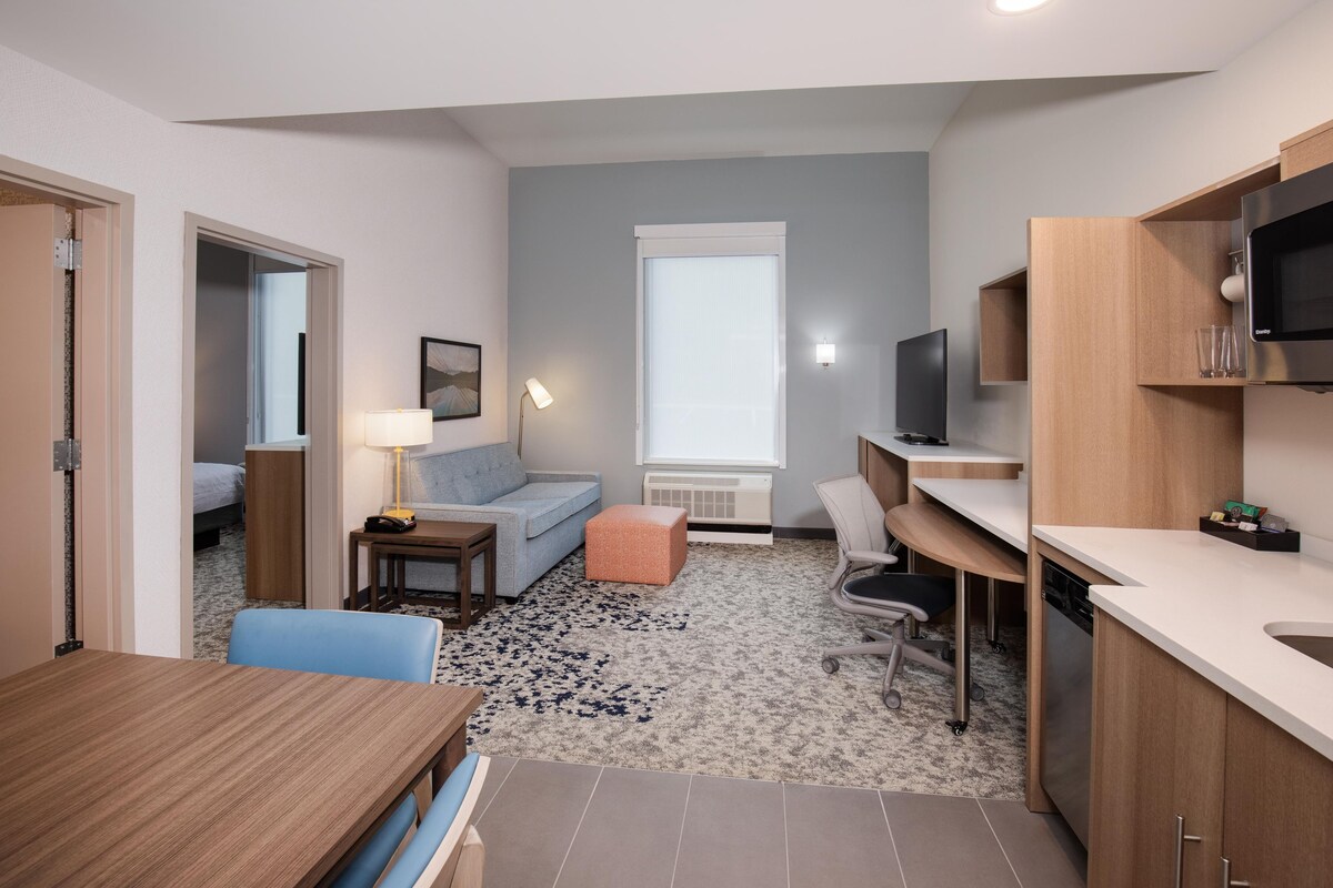Studio, 1 Queen Bed, Non Smoking | Living area