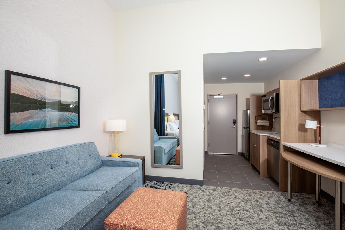 Studio Suite, 2 Queen Beds | Living area