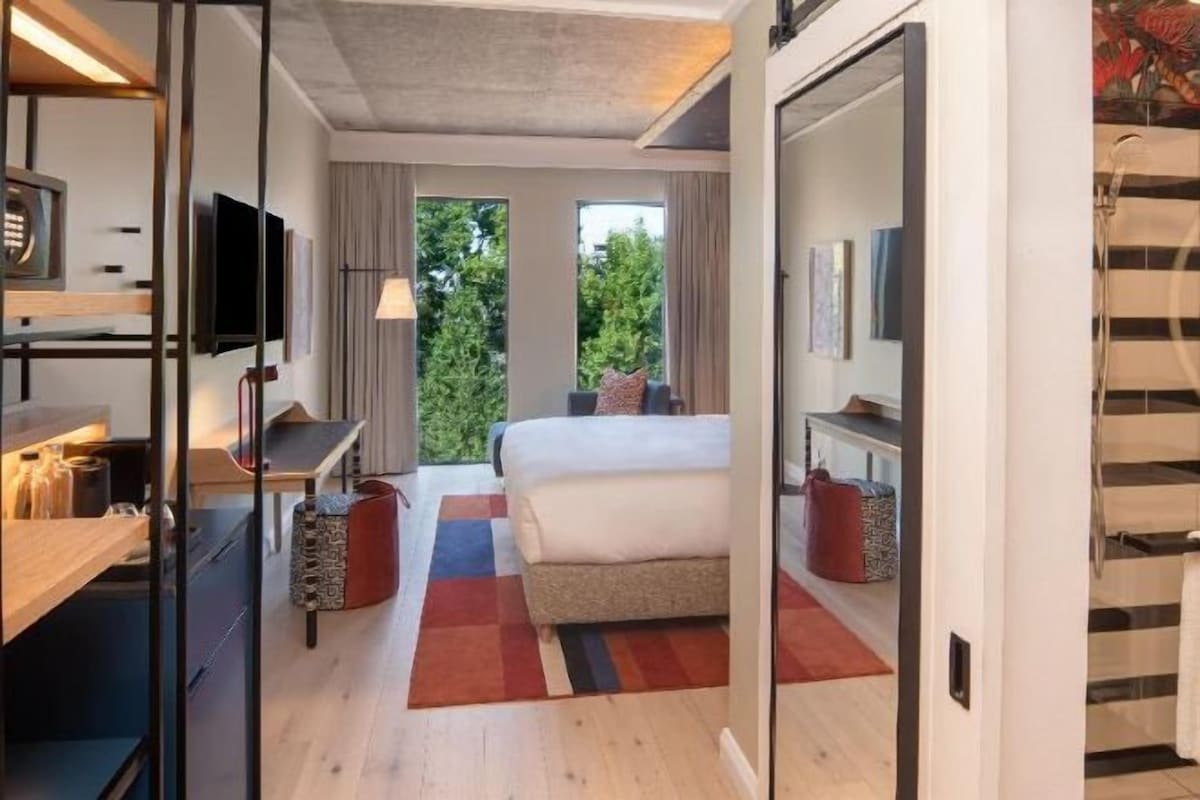 Ropa de cama de alta calidad, minibar, caja fuerte y escritorio