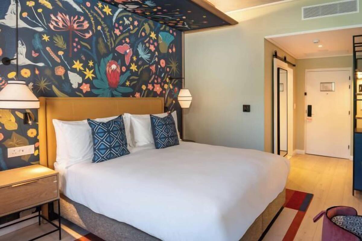 Ropa de cama de alta calidad, minibar, caja fuerte y escritorio