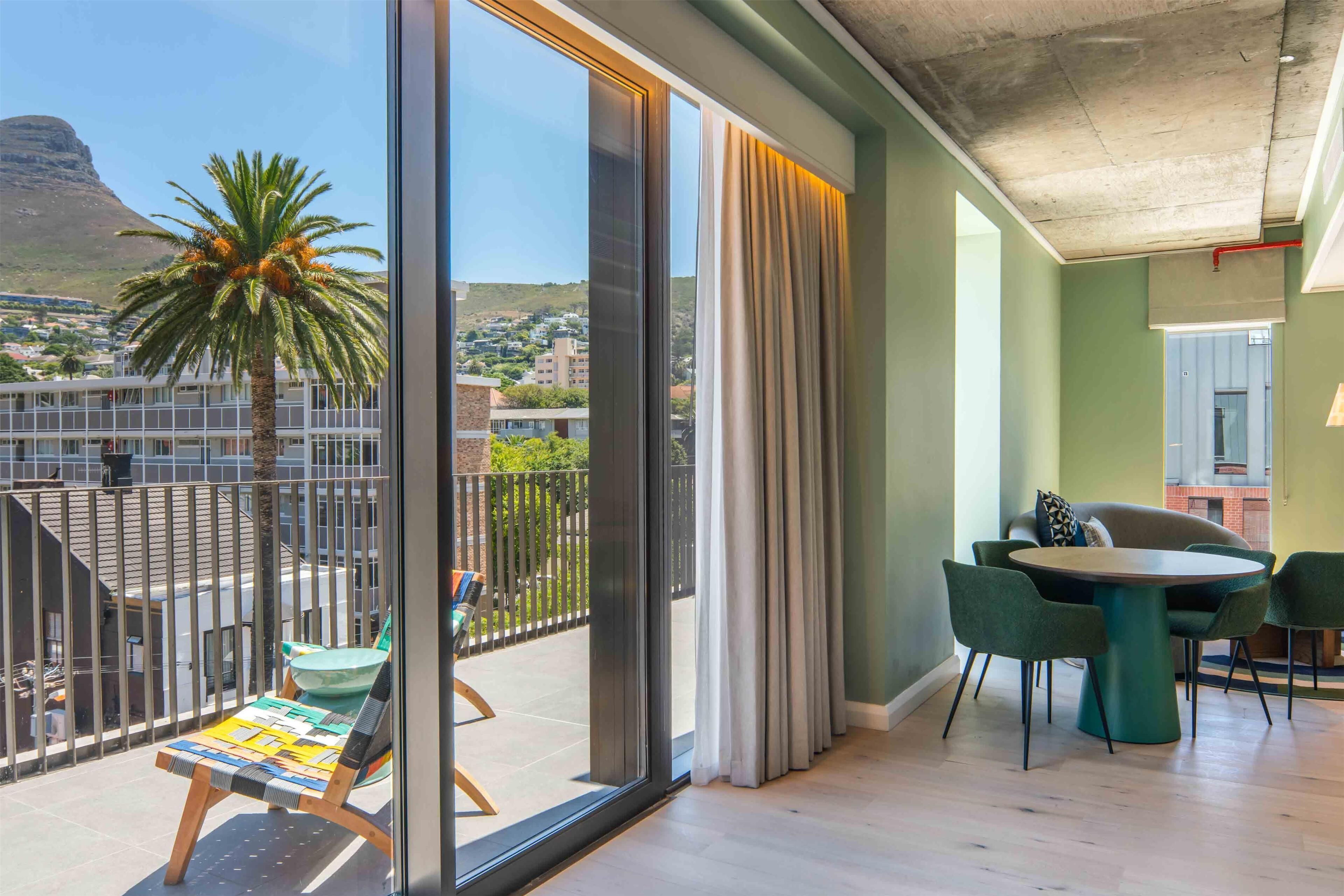 تلفزيون ذكي بحجم 55-بوصة يعرض قنوات فضائية