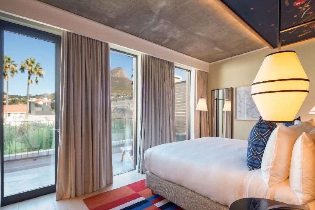 Ropa de cama de alta calidad, minibar, caja fuerte y escritorio