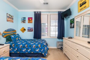 Ein Schlafzimmer mit Bett, Schminktisch und Wanddekorationen.