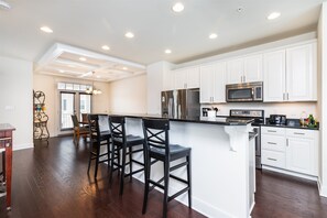 Réfrigérateur, micro-ondes, four, lave-vaisselle