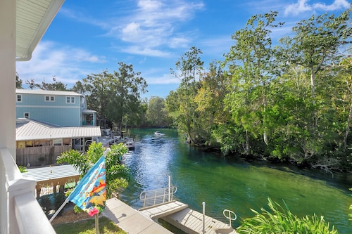 DIRECT WEEKI WACHEE RIVER FRONT! NEW CUSTOMHOME! WELCOME TO RIVER MARGARITAVILLE