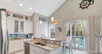 DIRECT WEEKI WACHEE RIVER FRONT! NEW CUSTOMHOME! WELCOME TO RIVER MARGARITAVILLE