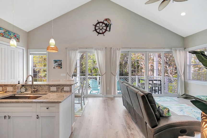 Direct Weeki Wachee River Front! New Customhome! Welcome To River Margaritaville - Spring Hill, FL