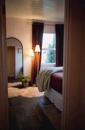 2 bedrooms, desk, WiFi, bed sheets