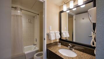 Haartrockner, HandtĂŒcher, Seife, Toilettenpapier