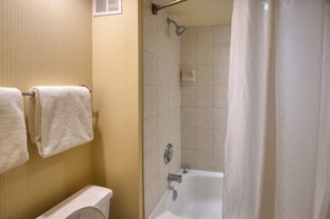 Hårtork, handdukar, tvål och toalettpapper