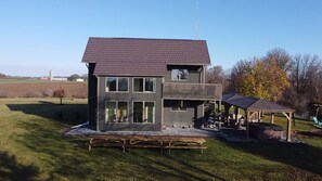 Exterior - Charming 3-bedroom farmhouse with AC and WiFi in Dunnville (Dunnville)