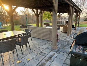 Outdoor dining - Charming 3-bedroom farmhouse with AC and WiFi in Dunnville (Dunnville)