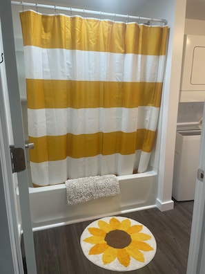 SĂšche-cheveux, serviettes fournies, savon, papier toilette