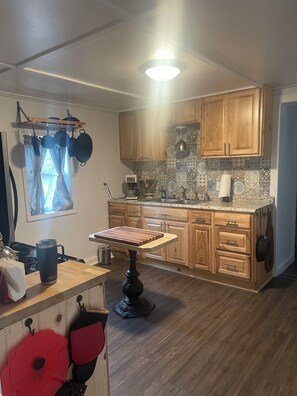 Kjøleskap, mikrobølgeovn, ovn og kokeplater