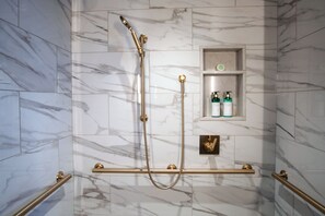 Chambre Supérieure, 1 très grand lit, accessible aux personnes à mobilité réduite (ADA) | Salle de bain