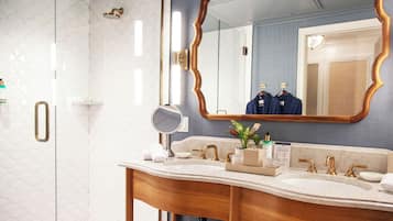 Superior Room, 1 King Bed | Bathroom | Hair dryer, bathrobes, slippers, towels