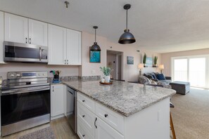 ثلاجة، ميكروويف، فرن، موقد طهي مسطح