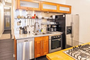 Fridge, microwave, oven, stovetop - The Salt Loft (Salt Lake City)