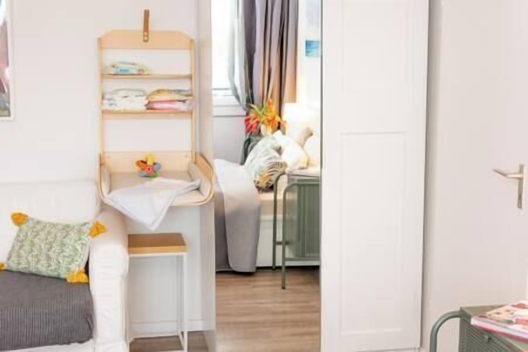 1 habitación, tabla de planchar con plancha, cuna de viaje y internet 