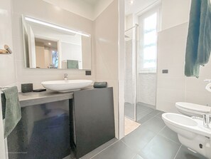 Dusche, Haartrockner, Bidet, Handtücher