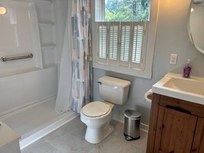 Douche, sèche-cheveux, serviettes fournies, savon