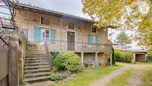A stone house with a balcony, a staircase leading to the entrance, and a garden area. - Auprès de mon arbre - PLOTTES (PLOTTES)