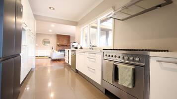 Fridge, oven, stovetop, dishwasher