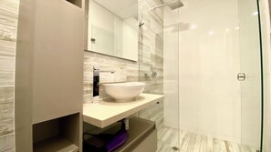 Dusche, Haartrockner, Handtücher, Seife