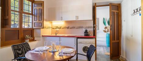 Réfrigérateur, plaque de cuisson, cafetière/bouilloire