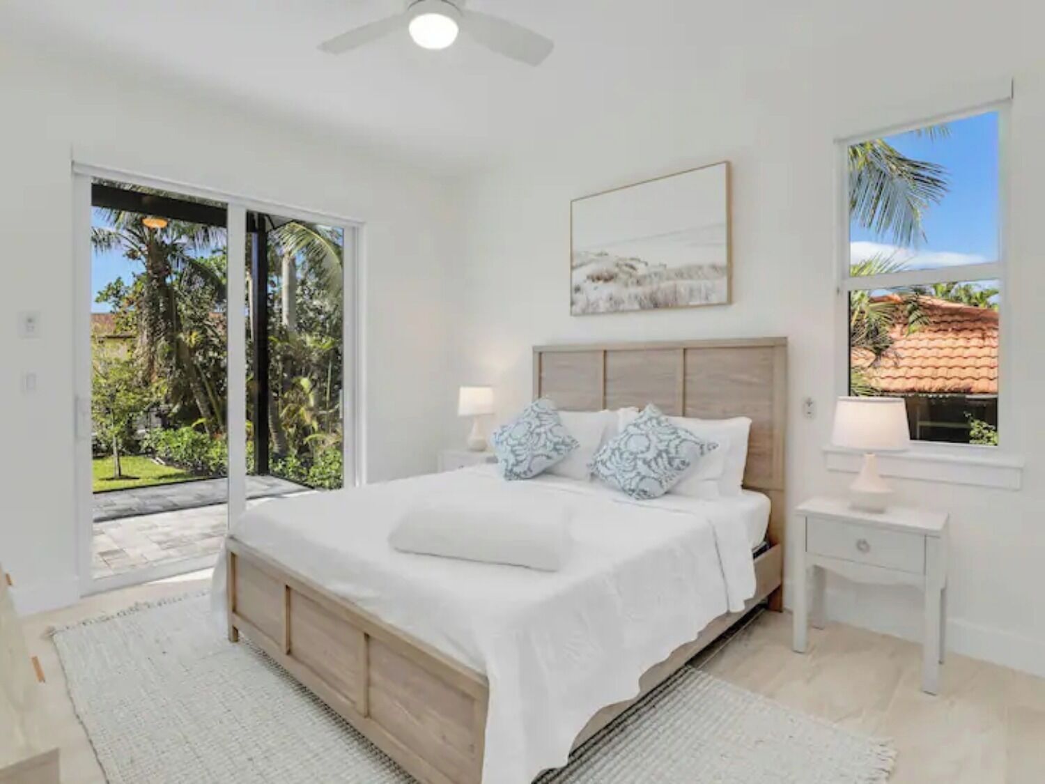 3 soverom, skrivebord, strykejern/-brett og reiseseng for barn