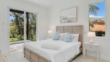 3 soverom, skrivebord, strykejern/-brett og reiseseng for barn