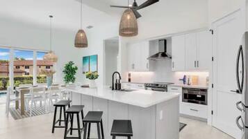 Mikrobølgeovn, ovn, kokeplater og oppvaskmaskin