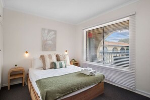 2 chambres, bureau, fer et planche à repasser, lit parapluie