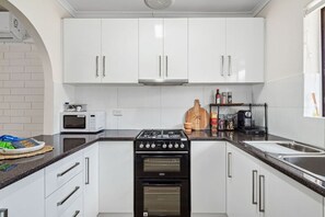 Jääkaappi, mikroaaltouuni, uuni, liesi