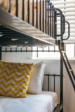 2 makuuhuonetta, työpöytä, silitysrauta/-lauta, vauvan matkasänky