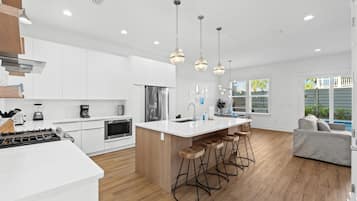 Deluxe Townhome, Partial Ocean View | Private kitchen