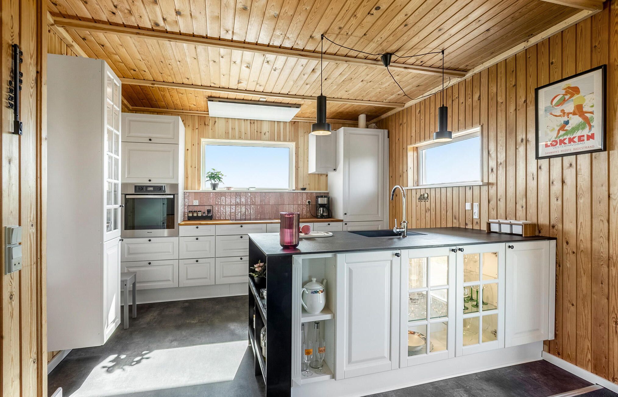 Réfrigérateur, plaque de cuisson, lave-vaisselle, cafetière/bouilloire