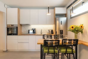 Kühlschrank, Mikrowelle, Ofen, Wasserkocher mit Kaffee-/Teezubehör