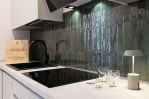 Kylskåp, mikrovågsugn, diskmaskin och kaffe- och tebryggare