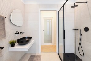 Douche, sèche-cheveux, bidet, serviettes fournies