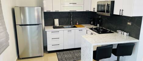 Mikroaaltouuni, uuni, liesi