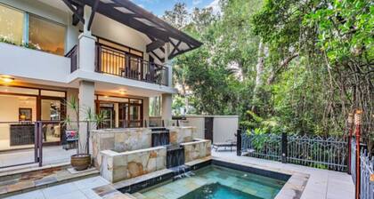 Beachfront Luxurious 3 bedroom Villa Palm Cove.