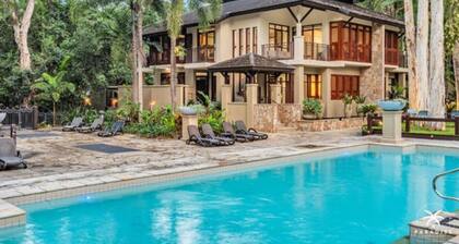 Beachfront Luxurious 3 bedroom Villa Palm Cove.