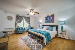 3 habitaciones, escritorio y tabla de planchar con plancha 