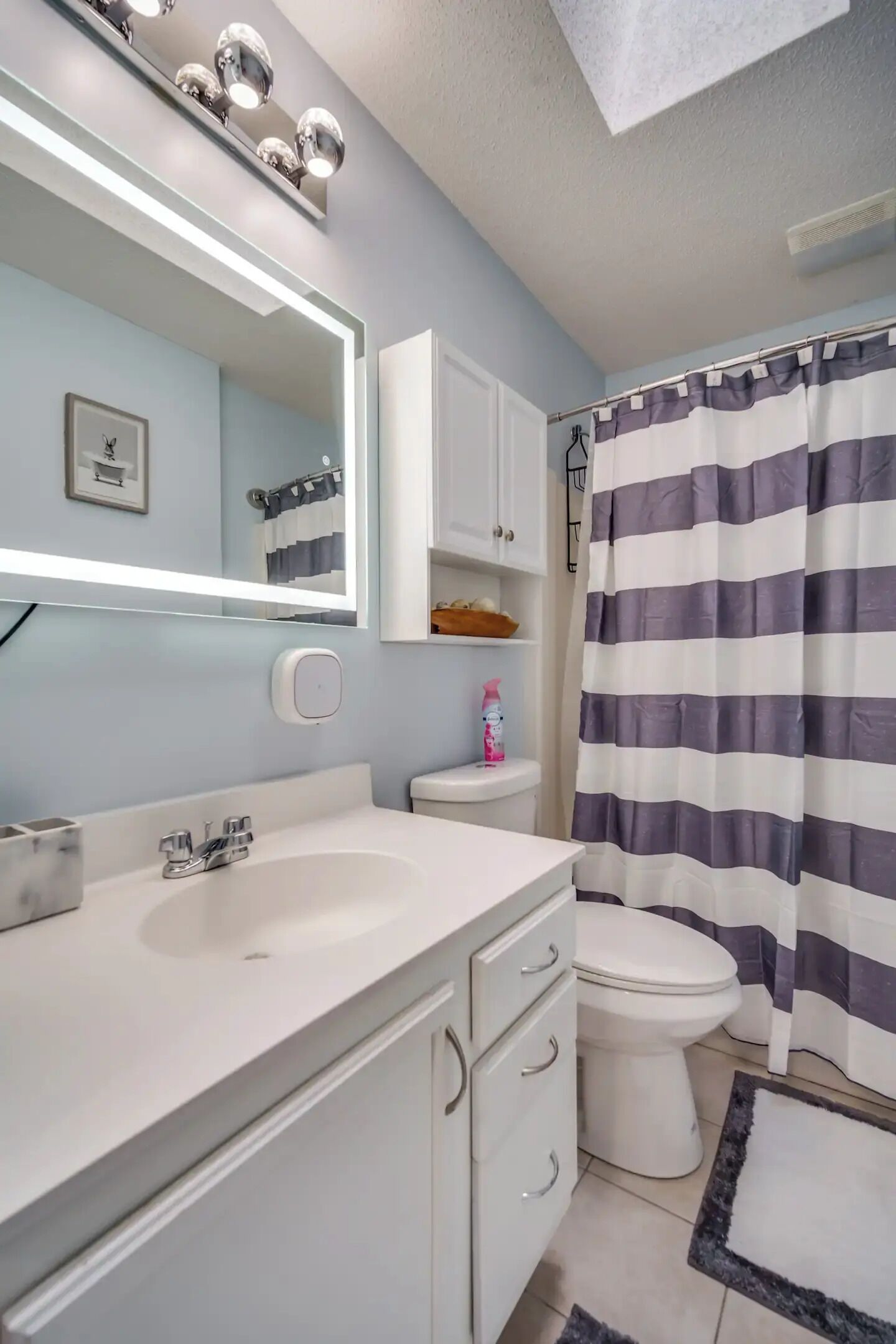 Hiustenkuivaaja, pyyhkeet, saippua, vessapaperi