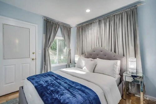 Townhouse with Pool Table - Renovated w/ King Bed

