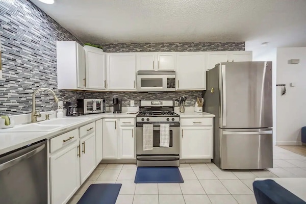 Kjøleskap, mikrobølgeovn, ovn og kokeplater